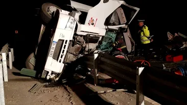 Un șofer de Tir a murit strivit de cabină, pe A1! Camionul s-a răsturnat și bărbatul a rămas prins între fiare