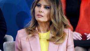 S-a aflat de ce pozează Melania Trump mereu cu gura deschisă!