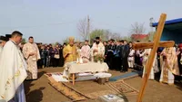 Reacţia episcopului din Huşi, căruia enoriaşii i-au întins covoare pe jos pentru a nu se murdări pe pantofi: „Niciodată Preasfinţitul nu a impus vreun protocol“