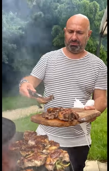Cătălin Scărlătescu prepară carnea la grătar / sursă foto: social media