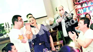 Mihai Margineanu si-a scos prietenii la un sprit cu lautari dupa concert. Au continuat show-ul la carciuma