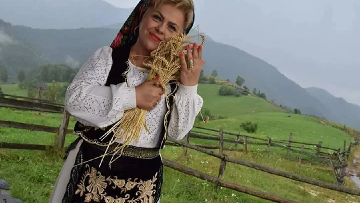 Şampanie fină şi mici la ziua celei mai iubite interprete de folclor. Uite ce cadouri a primit