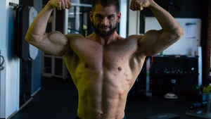 El e culturistul român care se antrenează și-n bucătărie pentru titlul de Mr. Olympia: ”Îmi prinde bine această perioadă!”