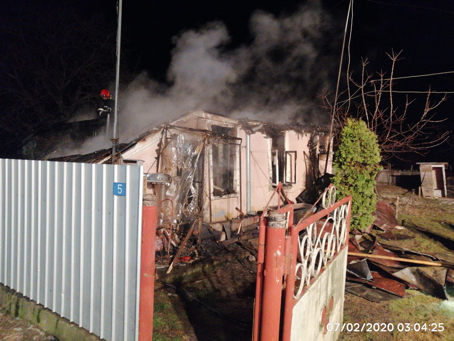 Incendiu violent la o casă din Vrancea. Un bărbat a suferit arsuri grave