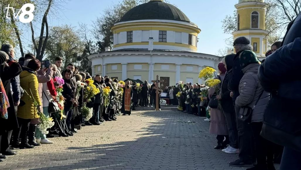 Imaginile durerii la înmormântarea Andreei Cuciuc. Ce a apărut la locul de veci al fetei de 17 ani