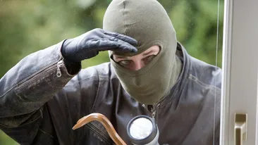 Un hoţ din Iaşi a căzut cu capul în WC-ul magazinului pe care îl jefuia! Nu-ţi imaginezi ce a făcut pentru a nu lăsa amprente