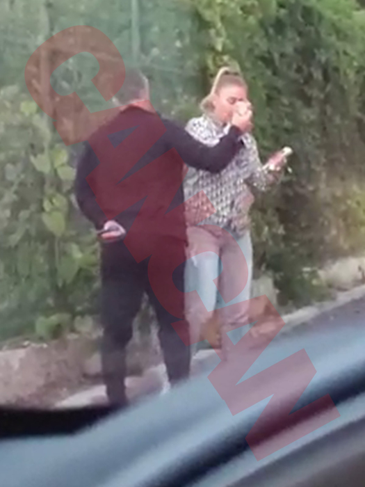Reghe își ține mâinile la spate, semn că nu intenționează să se atingă de impresară / (Sursa: CANCAN.RO)