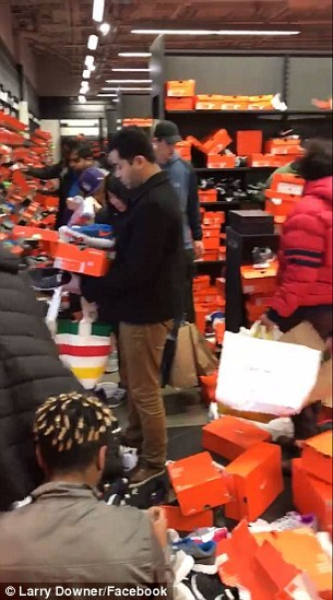 Aceste imagini par făcute după un cutremur, dar în realitate a fost vorba doar de Black Friday într-un magazin din Statele Unite!