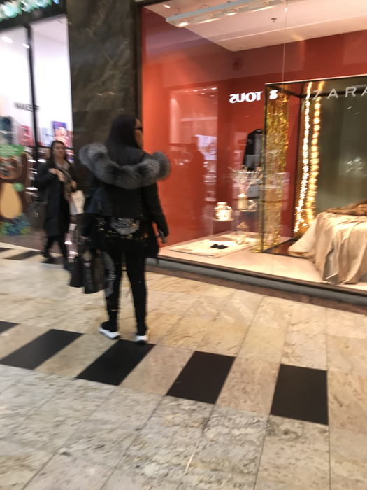 Se uită nehotărâtă prin vitrine...
