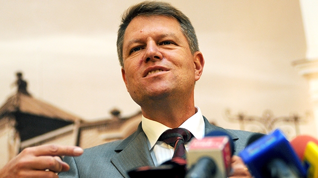 Iohannis, tinta glumelor de campanie. Ce au patit afisele lui