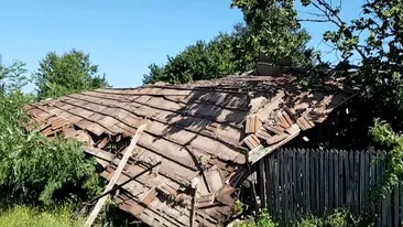 Un dâmbovițean a murit strivit de acoperișul casei părintești