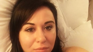 Oana Roman s-a pozat goală în cadă! Prietenii au criticat-o dur: ”Poza poate fi pusă doar de-o femeie uşoară”