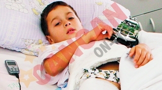 Ei il asteapta pe Mos Craciun in spital!