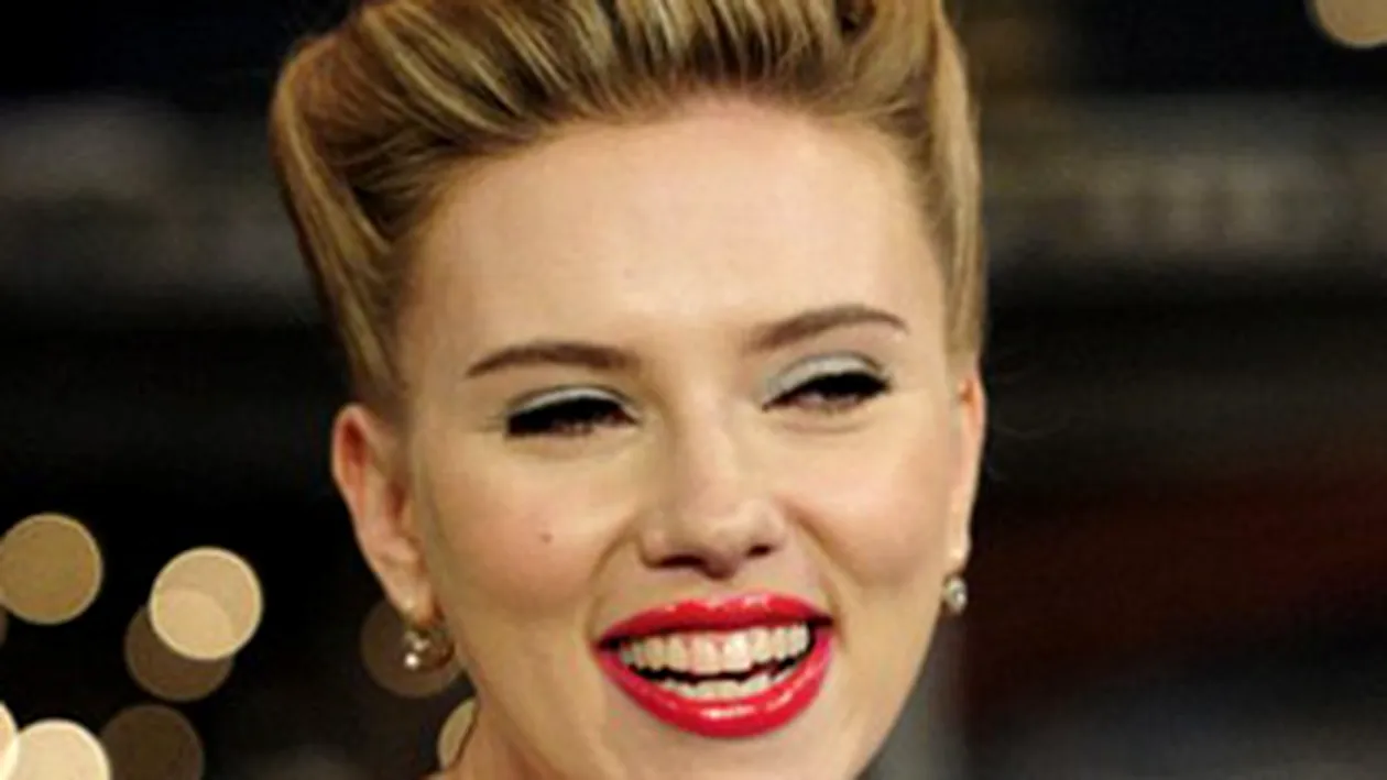 Scarlett Johansson s-a facut de ras la TV. Vezi aici ce are vedeta pe dinti