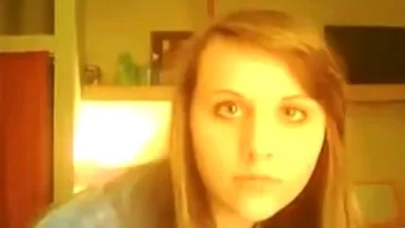 VIDEO Dansul la bara nu este pentru oricine! O tanara a luat cu asalt instrumentul muncii si a cazut spectaculos