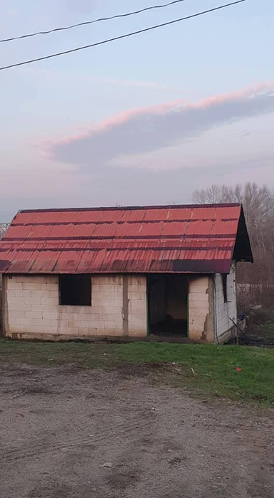Căsuța în care locuiau cei trei copii orfani din Balș a ars într-o oră