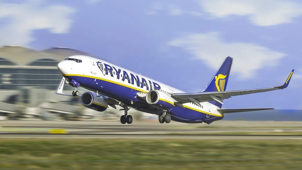Incident șocant în timpul unui zbor Ryanair. Pilotul, nevoit să aterizeze de urgență după ce un pasager beat ar fi încercat să deschidă ușile de urgență în aer