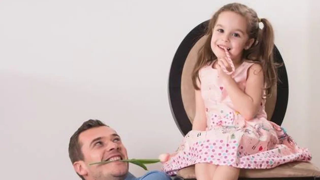 Un fost prezentator de la noi i-a pus aspiratorul în păr fetiţei sale! Imaginile care au şocat pe toată lumea