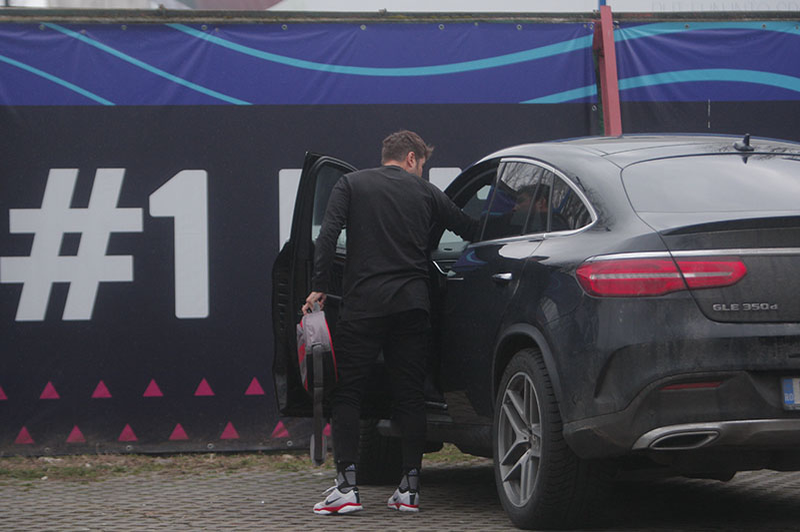Adrian Mutu a venit la o partidă de tenis cu noua achiziție, un Mercedes de 85.000 de euro