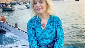 LOREDANA GROZA s-a îmbrăcat într-o bluză scurtă şi s-a fotografiat! Cum arată abdomenul artistei la 45 de ani