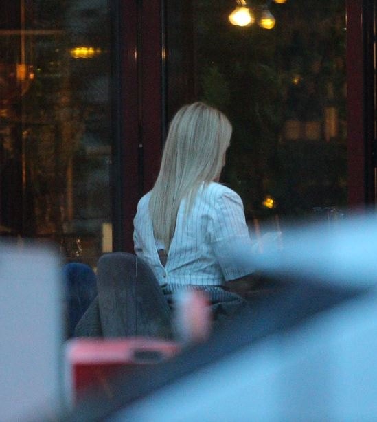 Iuliana Pepene a rămas doar într-o cămășuță scurtă