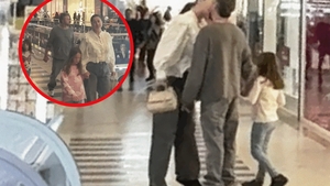 Gabriela Cristea l-a luat de cap și l-a “ventuzat” pe soț în mijlocul mulțimii. Iubire fără rețineri!