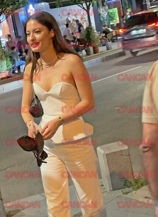 Jasmine Ianțu, desculță pe Calea Victoriei.