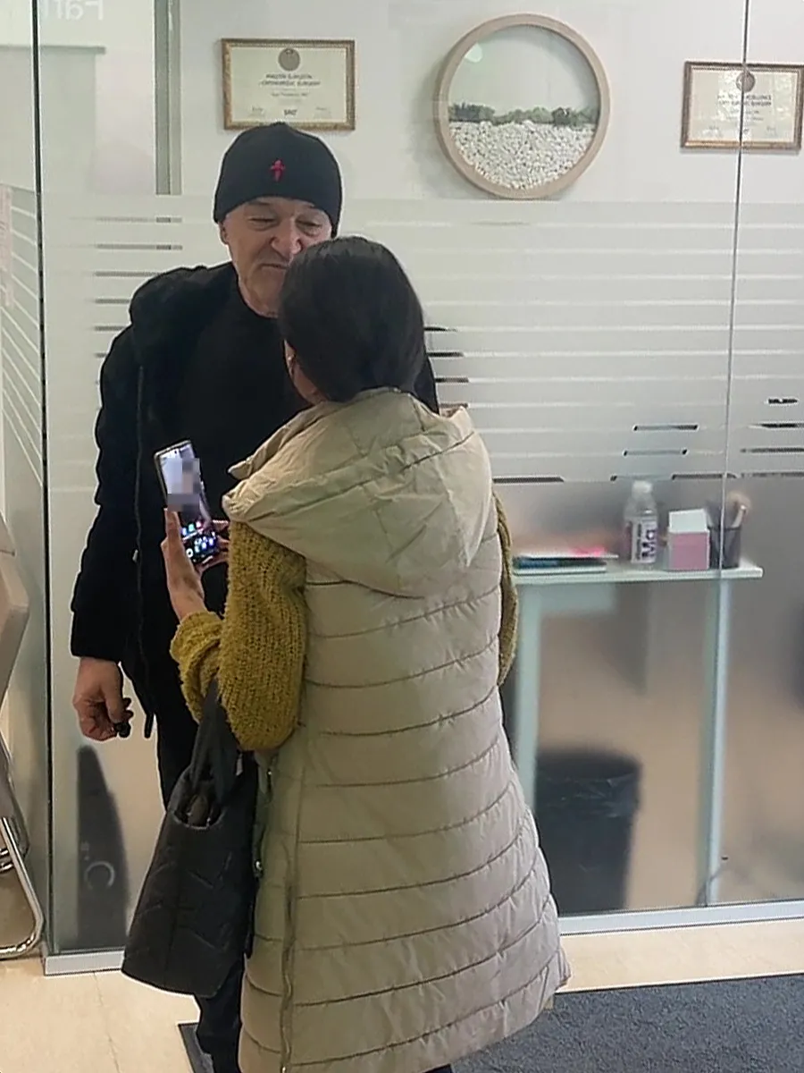 Gigi Becali, în discuție cu o fană (SURSA FOTO: CANCAN.RO)