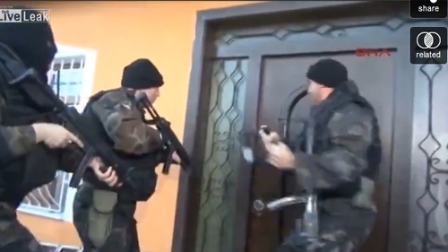 Asa ceva este incredibil! Au ales sa ii sparga casa in loc sa... sune la usa! VIDEO criminal de amuzant