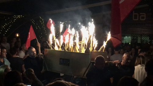 Soţia milionarului Edy de România a dat lovitura! S-a ”lipit” de bogătaşul care a comandat la NUBA…un frigider de şampanii Dom Perignon & Armand de Brignac!