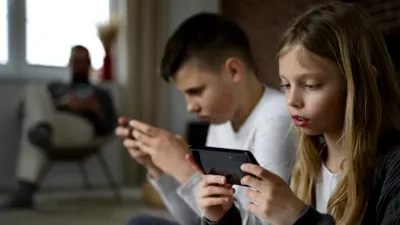 Rețelele sociale, DUȘMANUL notelor bune? Ce au descoperit cercetătorii italieni