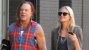 Mickey Rourke a iesit la plimbare cu mana rupta