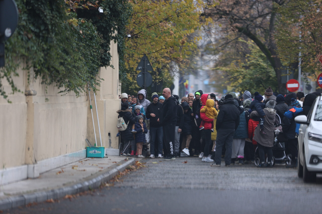 Cerșetorii, disperați să ajungă la Gigi Becali (SURSA FOTO: CANCAN.RO)