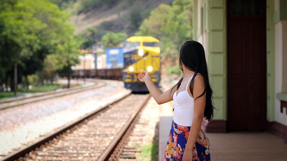 Minora care este hărțuită de fiecare dată de același controlor din tren, pe ruta București-Brașov: ”Ai prieten? Ești singurică? Te plimbi?”