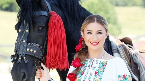În brațele cărui bărbat celebru a fost fotografiată Anamaria Prodan!
