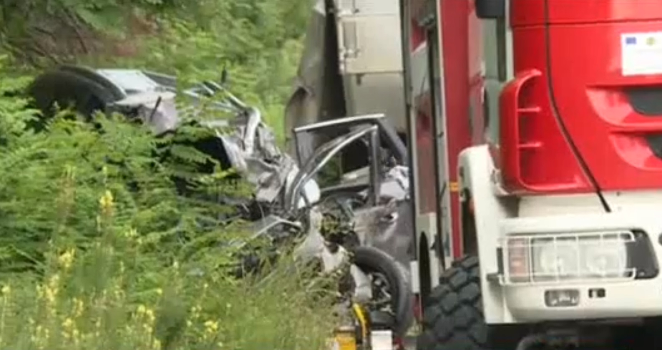O familie de români, implicată într-un accident mortal produs în Bulgaria. Copilul de 8 ani, scos în comă din mașina care a devenit sicriu pentru mama lui