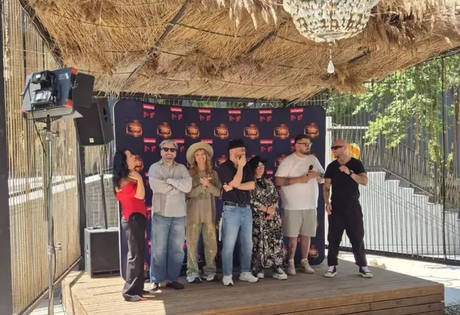 Jurații si prezentatorii The Ticket, alături de producătoarea Mona Segall