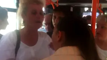 Un nou scandal filmat in RATB! O femeie controlor a fost BATUTA si aruncata din autobuz de mai multi calatori furiosi