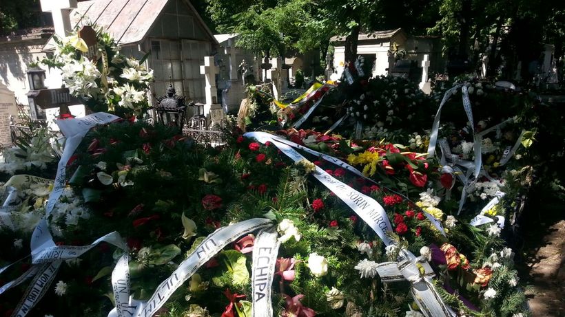 Ce apare in fotografiile facute la mormantul lui Dinu Patriciu la 48 de ore dupa ce familia si-a luat adio de la el!