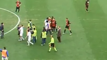 VIDEO Un suporter in carje a calmat spiritele incinse de pe terenul de fotbal!