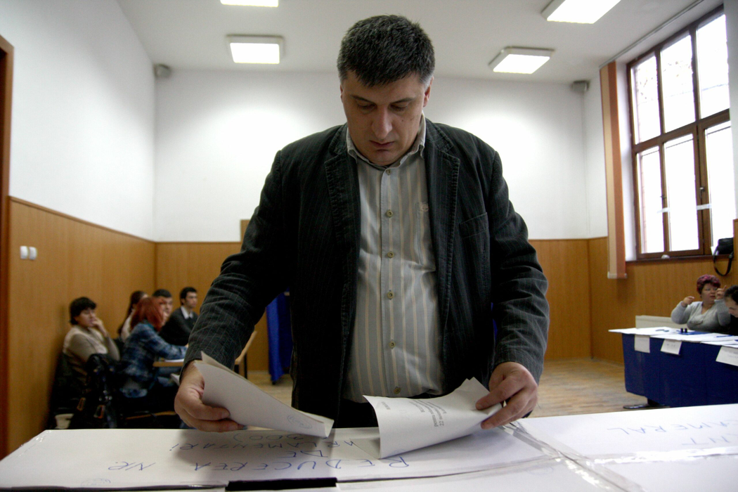 Catalin Avramescu voteaza la sectia de votare amenajata de la Scoala Generala nr. 73, in primul tur al alegerilor prezidentiale si la referendumul privind reducerea numarului de parlamentari si schimbarea structurii bicamerale a Legislativului, in Bucuresti, duminica, 22 noiembrie 2009. GEORGE CALIN / MEDIAFAX FOTO