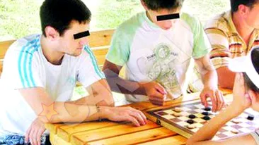 Elevul iesean care si-a ucis mama este laudat de profesori! Teodosian joaca table si citeste Biblia