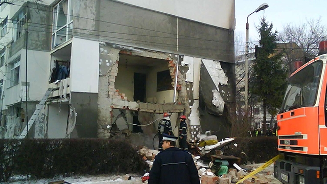 Explozie puternica intr-un bloc din centrul Bacaului. O persoana a fost grav ranita! Ce se intampla in aceste momente!