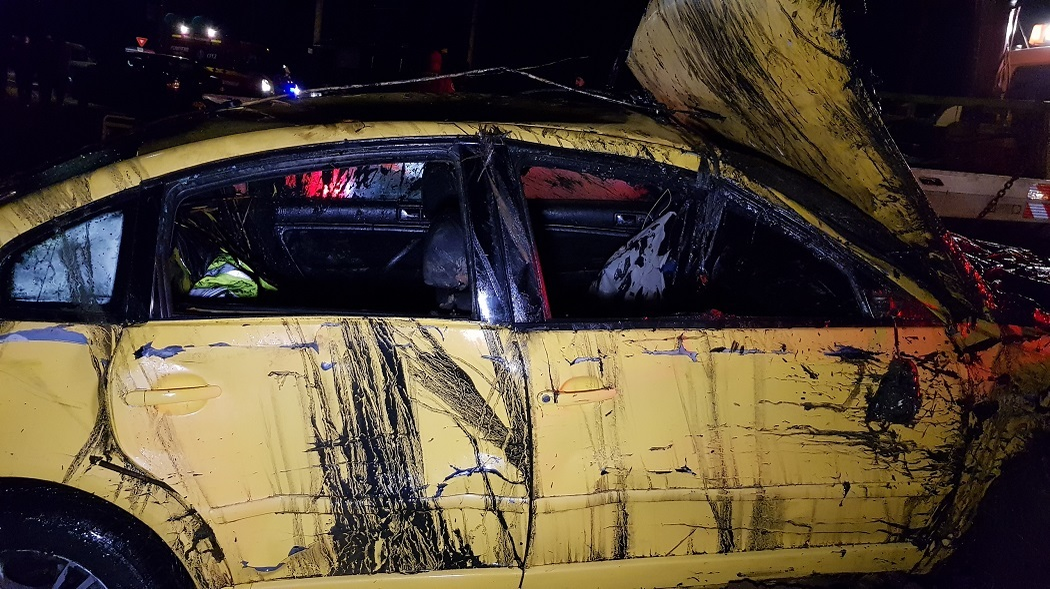 În autoturism au fost găsite sticle de alcool, goale