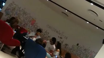 Daca Pepe se multumeste cu o femeie, Varciu abia se satura cu doua! Vezi in ce formula inedita au iesit la mall!