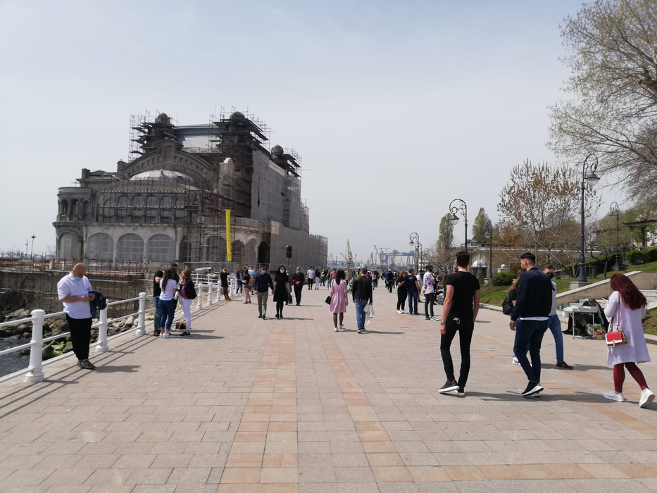 Constănțenii au ieșit la plimbare pe faleza de la Cazinou, de 1 Mai, înainte de Înviere