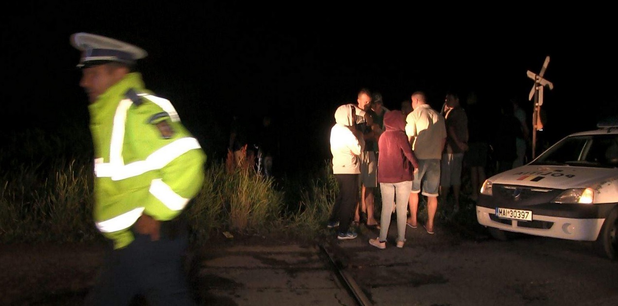 Cinci oameni au murit și un copil a supraviețuit în urma unui accident înfiorător! Mașina în care erau a plonjat zeci de metri  după ce s-a izbit de o cale ferată din Timiș