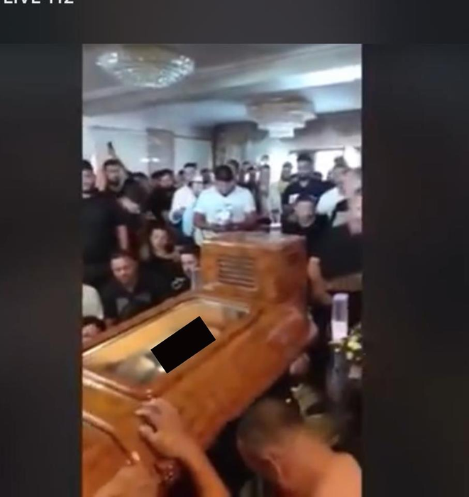FOTO | Cum este îmbrăcat Emi Pian la priveghi. Florin Salam a cântat în genunchi la căpătâiul liderului Duduienilor