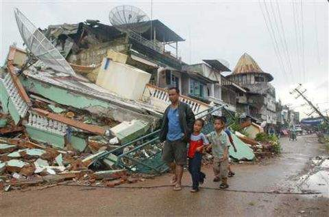 Bilanţul cutremurului urmat de tsunami din Indonezia a ajuns la 1,763 de morţi
