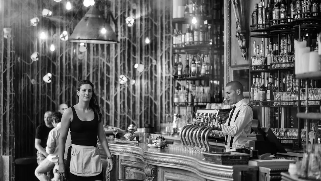 O chelneriță a primit un bacșiș de 2.000 de dolari! Cine este bărbatul care a făcut acest gest